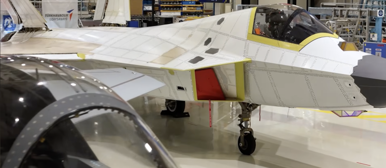 KAAN'ın yeni prototipinde ön kısımda yer alan altıgen yapı EOTS hazırlığını gösteriyor.